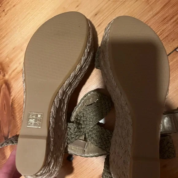 Brand new Stuart Weizman crochet Alexo sandals. Olive green color - Picture 8 of 12